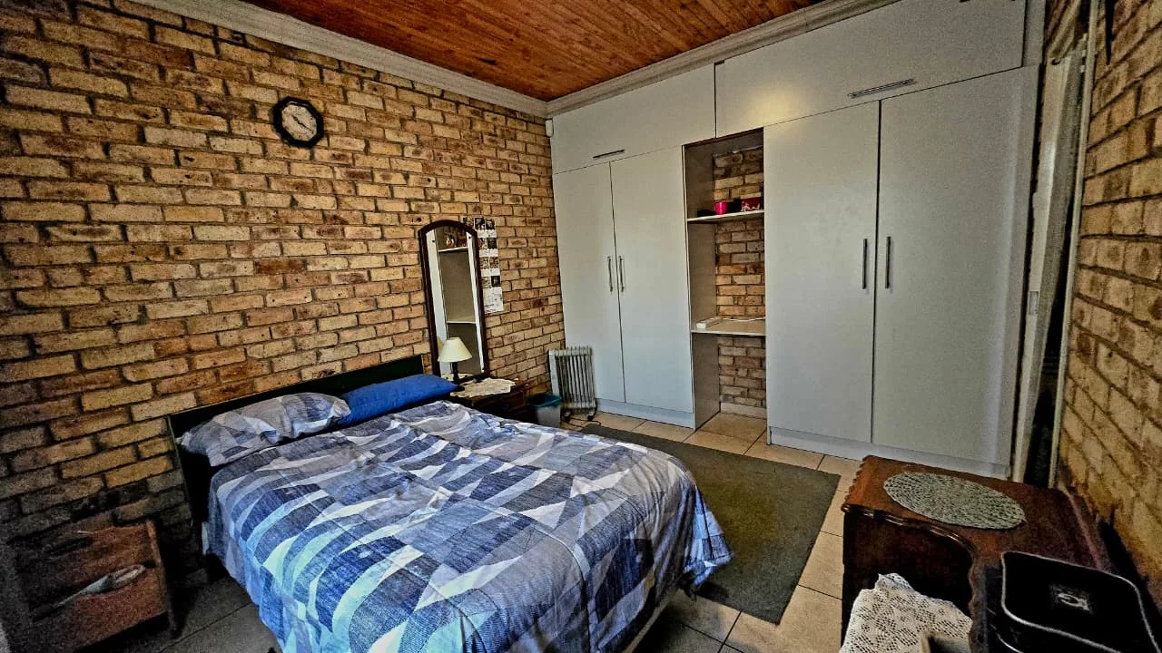 Spacious 3 Bedroom Family Home in Edleen with a Built-in Bar, Fireplace, Beautiful Garden and Ample Parking, Perfect for Comfortable Family Living.