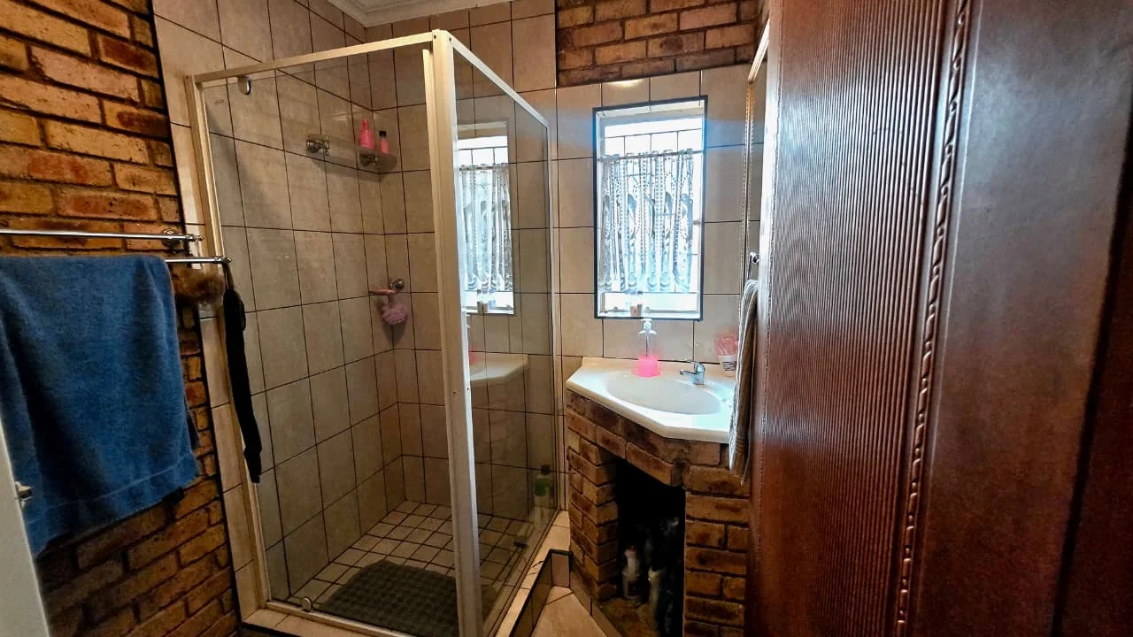 Spacious 3 Bedroom Family Home in Edleen with a Built-in Bar, Fireplace, Beautiful Garden and Ample Parking, Perfect for Comfortable Family Living.