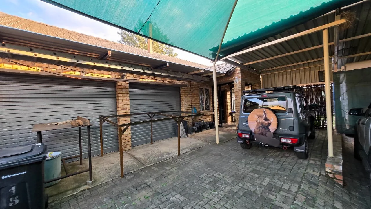 Spacious 3 Bedroom Family Home in Edleen with a Built-in Bar, Fireplace, Beautiful Garden and Ample Parking, Perfect for Comfortable Family Living.
