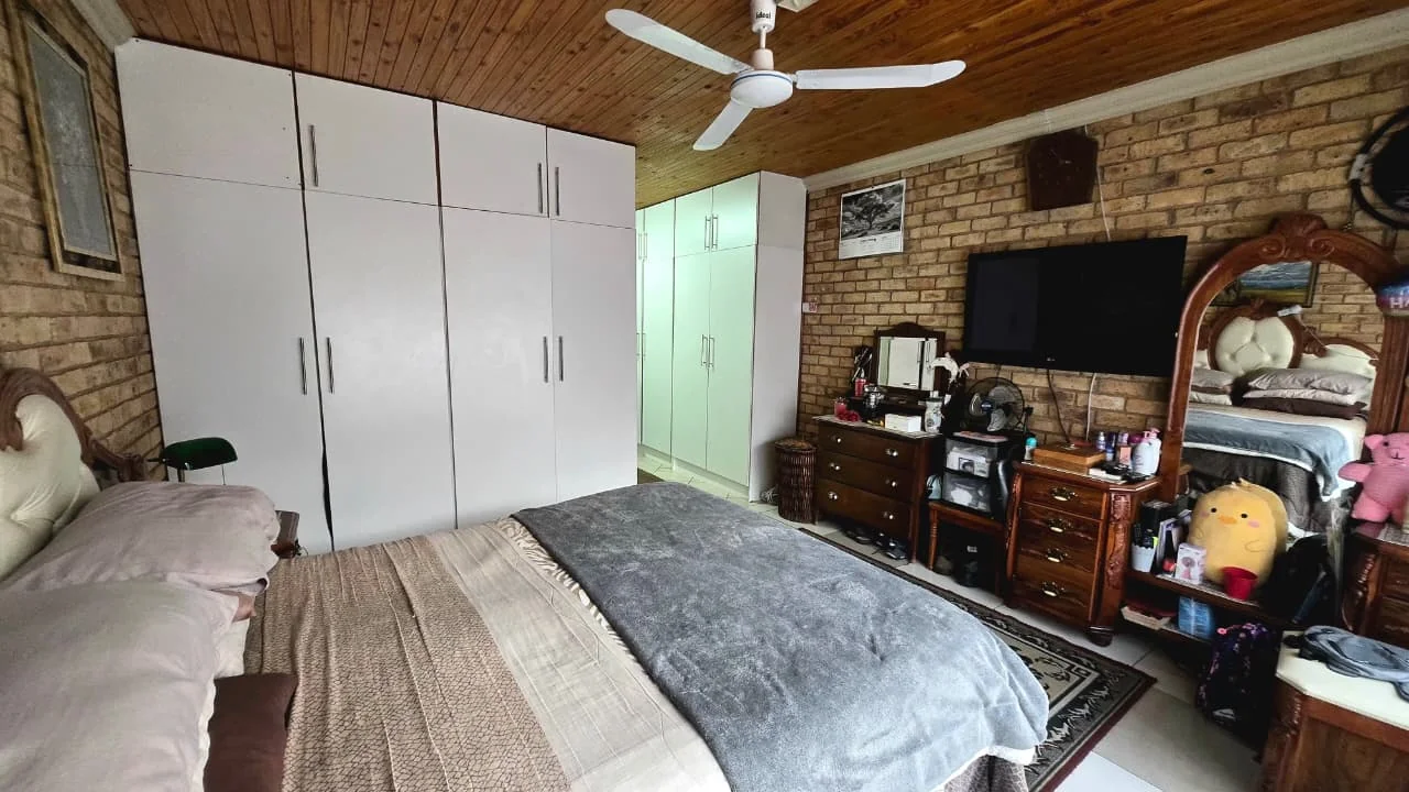 Spacious 3 Bedroom Family Home in Edleen with a Built-in Bar, Fireplace, Beautiful Garden and Ample Parking, Perfect for Comfortable Family Living.