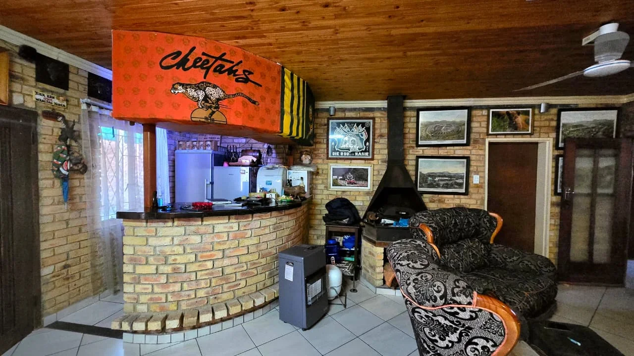 Spacious 3 Bedroom Family Home in Edleen with a Built-in Bar, Fireplace, Beautiful Garden and Ample Parking, Perfect for Comfortable Family Living.