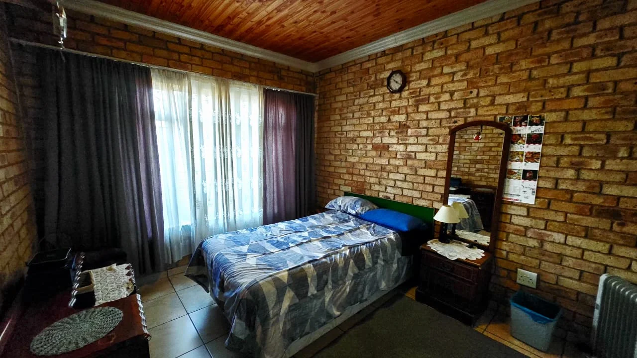 Spacious 3 Bedroom Family Home in Edleen with a Built-in Bar, Fireplace, Beautiful Garden and Ample Parking, Perfect for Comfortable Family Living.