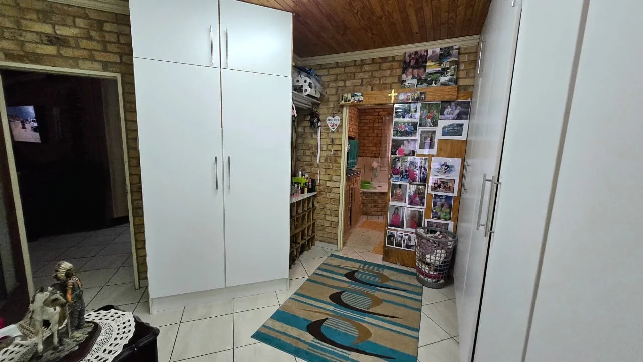 Spacious 3 Bedroom Family Home in Edleen with a Built-in Bar, Fireplace, Beautiful Garden and Ample Parking, Perfect for Comfortable Family Living.