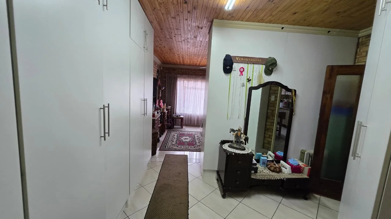 Spacious 3 Bedroom Family Home in Edleen with a Built-in Bar, Fireplace, Beautiful Garden and Ample Parking, Perfect for Comfortable Family Living.