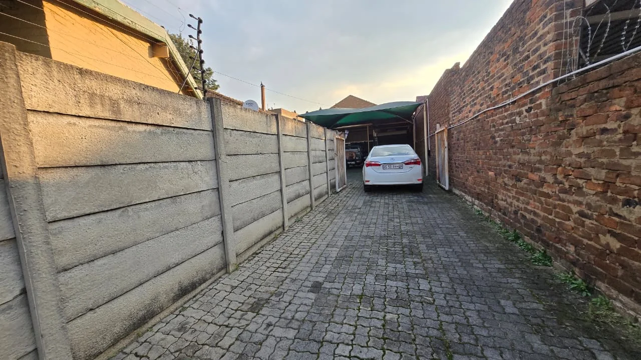 Spacious 3 Bedroom Family Home in Edleen with a Built-in Bar, Fireplace, Beautiful Garden and Ample Parking, Perfect for Comfortable Family Living.