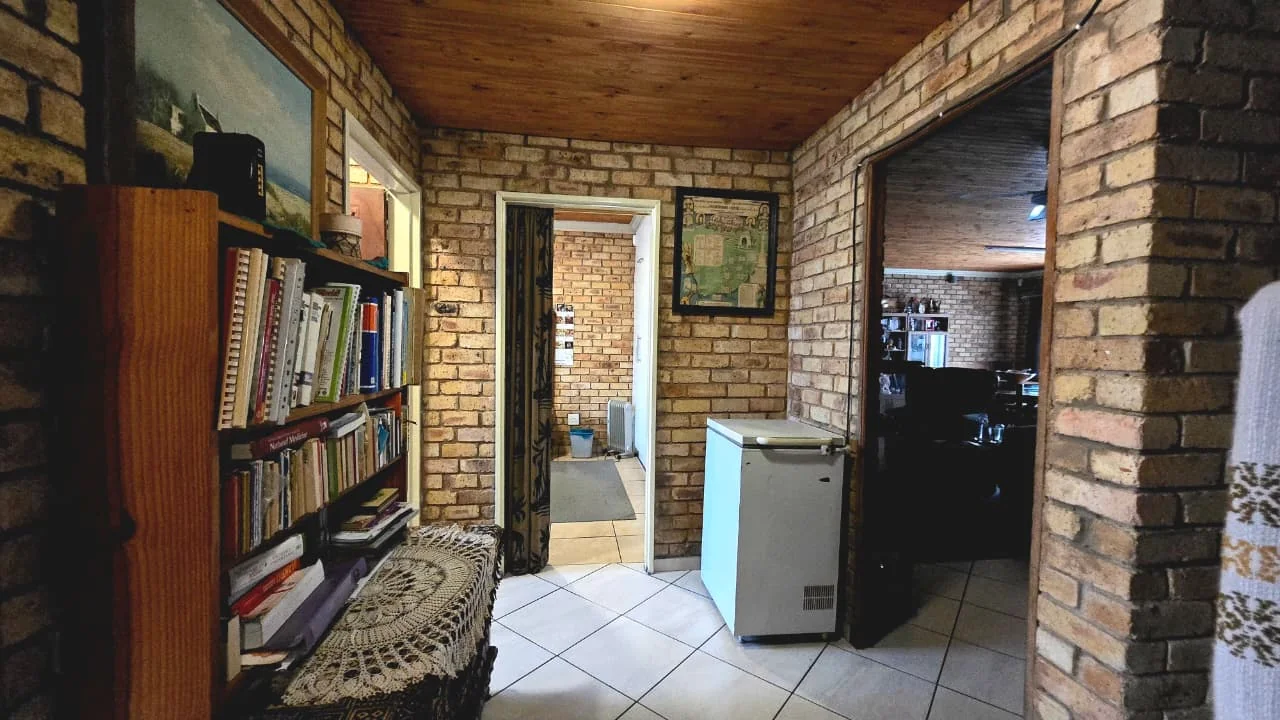 Spacious 3 Bedroom Family Home in Edleen with a Built-in Bar, Fireplace, Beautiful Garden and Ample Parking, Perfect for Comfortable Family Living.