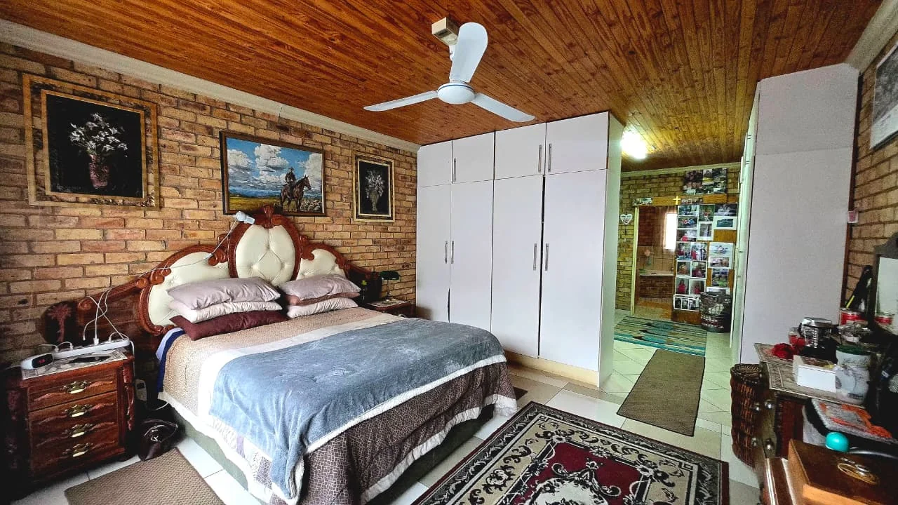 Spacious 3 Bedroom Family Home in Edleen with a Built-in Bar, Fireplace, Beautiful Garden and Ample Parking, Perfect for Comfortable Family Living.