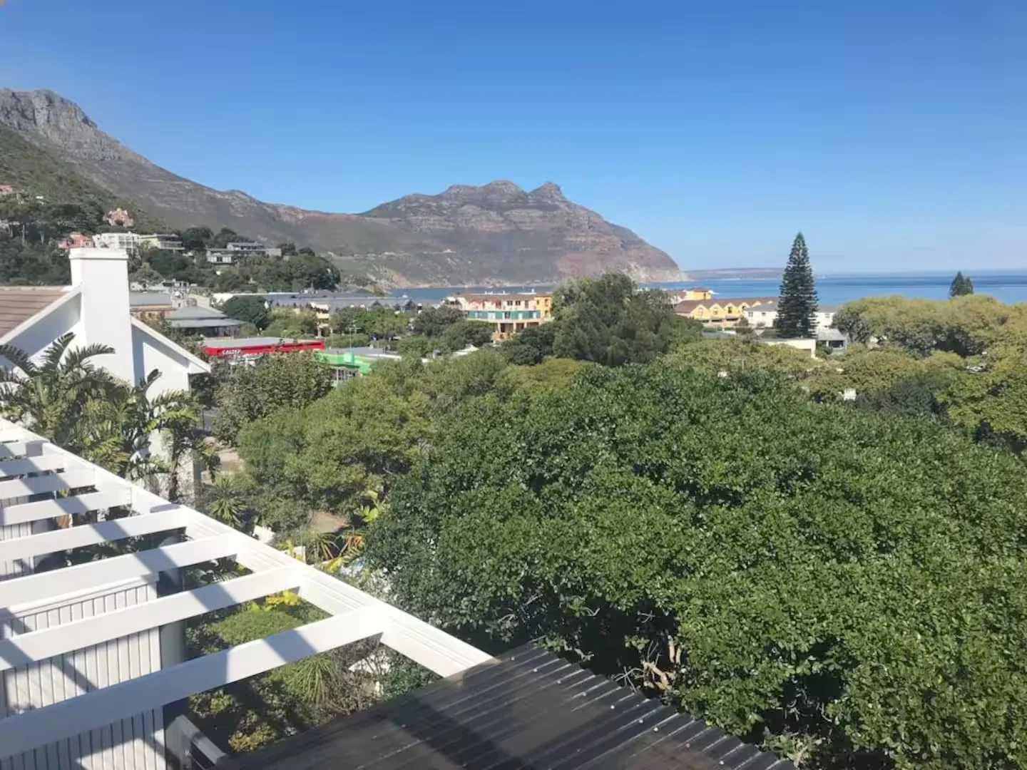 Spacious, bright and airy duplex 3 bedroom apartment, with stunning sea and mountain views.