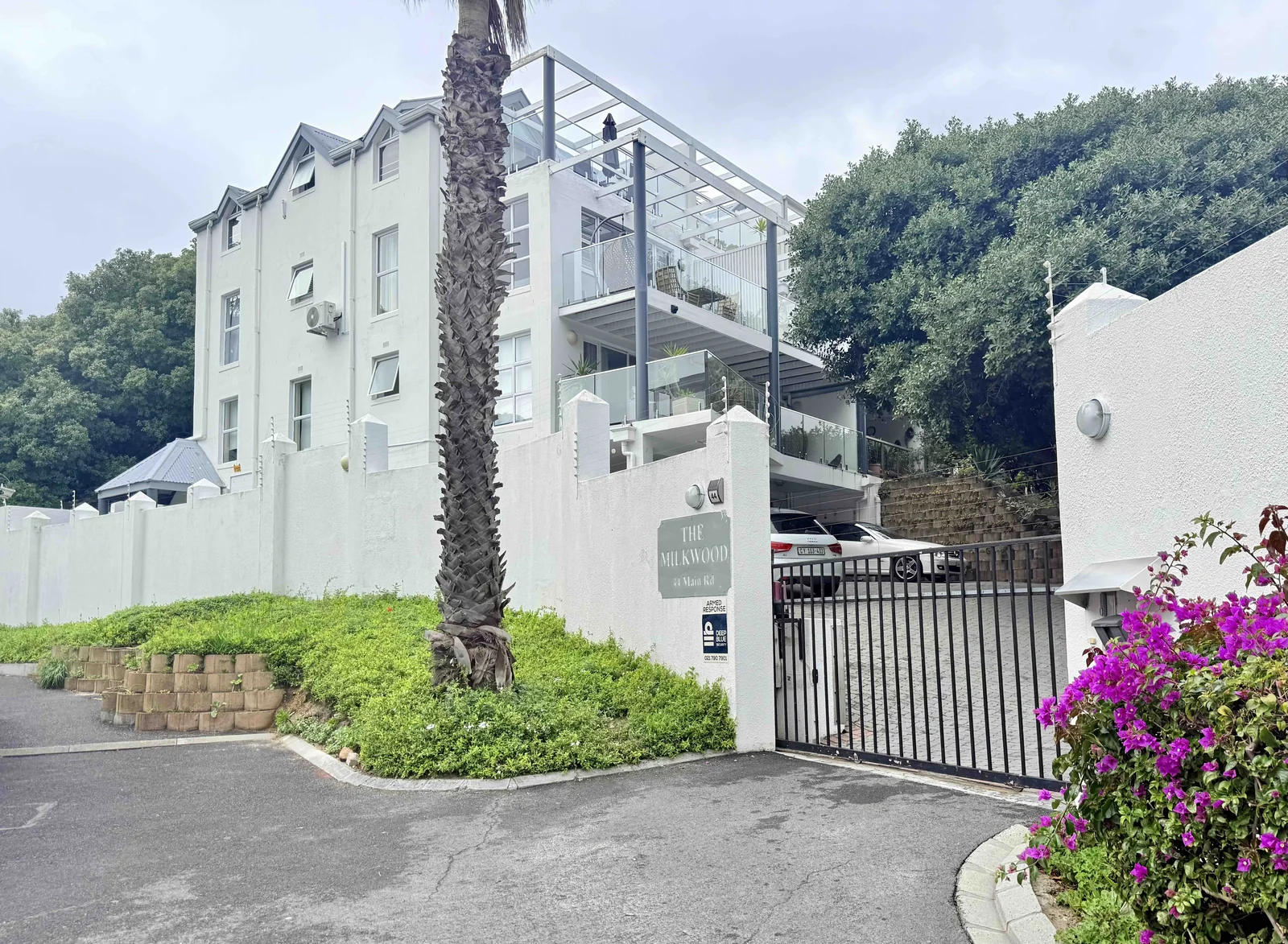 Spacious, bright and airy duplex 3 bedroom apartment, with stunning sea and mountain views.