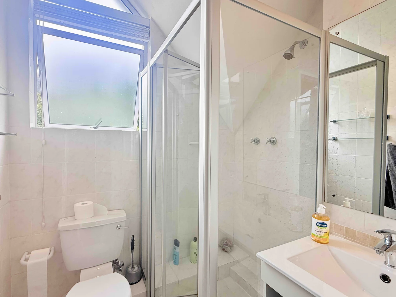 Spacious, bright and airy duplex 3 bedroom apartment, with stunning sea and mountain views.