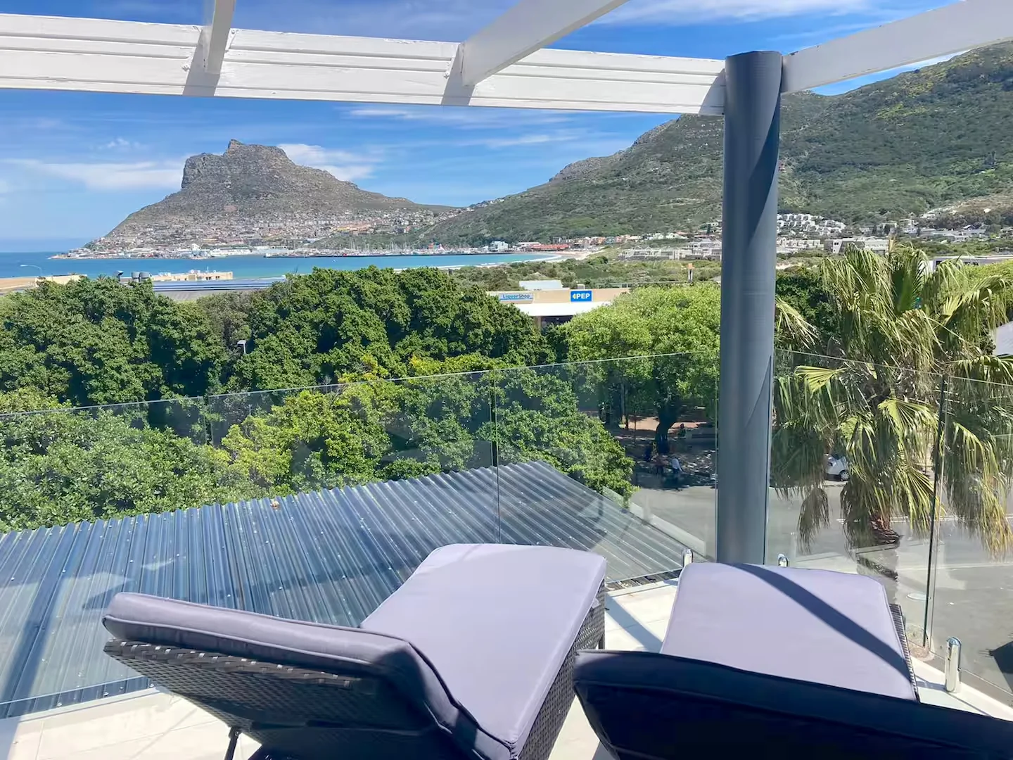 Spacious, bright and airy duplex 3 bedroom apartment, with stunning sea and mountain views.