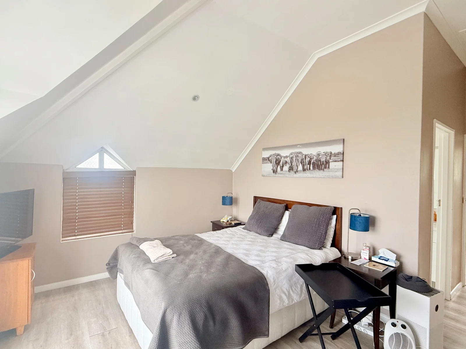 Spacious, bright and airy duplex 3 bedroom apartment, with stunning sea and mountain views.