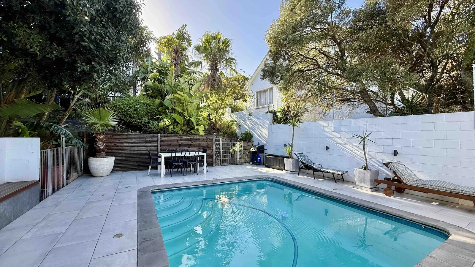 Spacious, bright and airy duplex 3 bedroom apartment, with stunning sea and mountain views.