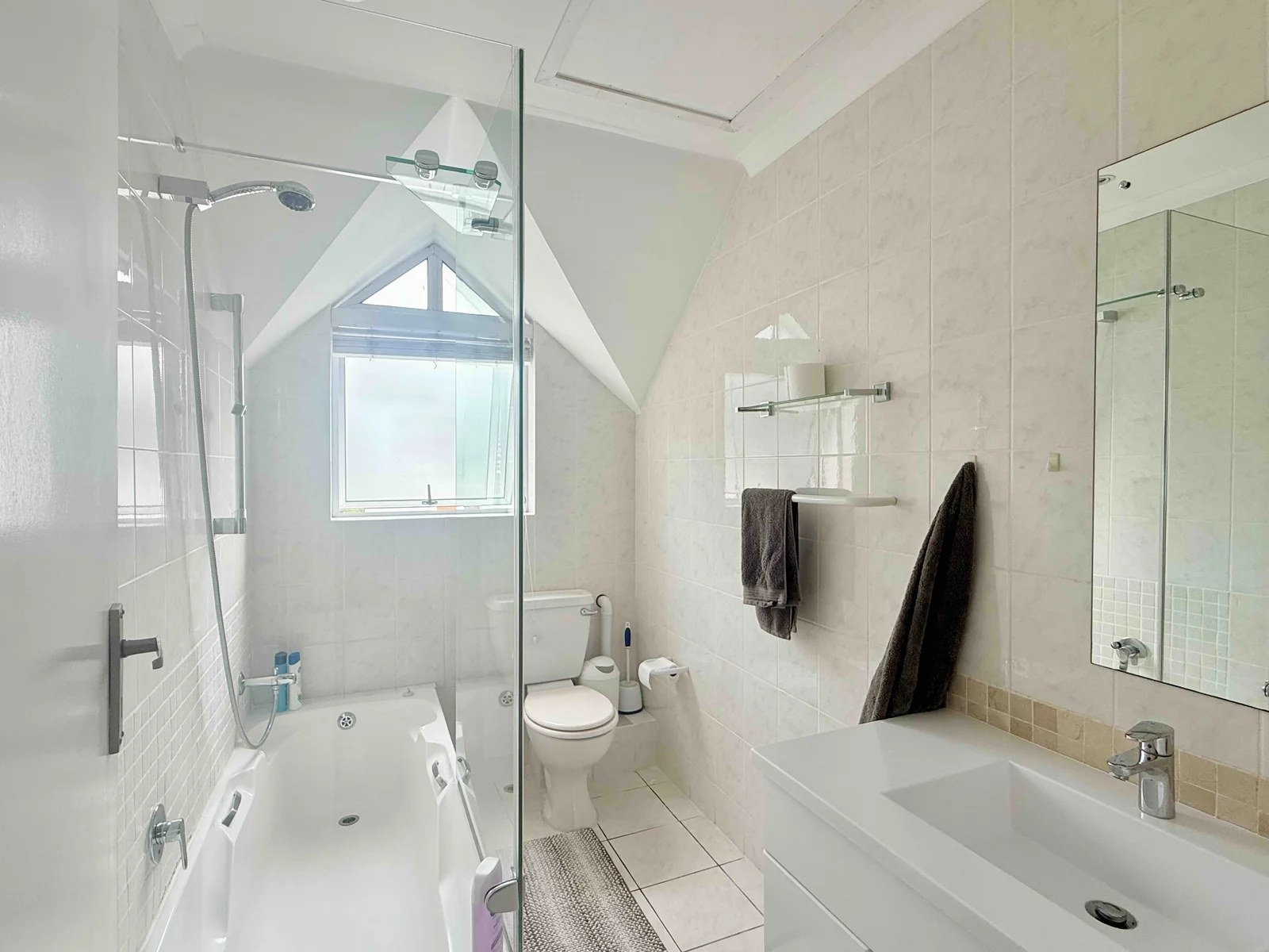 Spacious, bright and airy duplex 3 bedroom apartment, with stunning sea and mountain views.