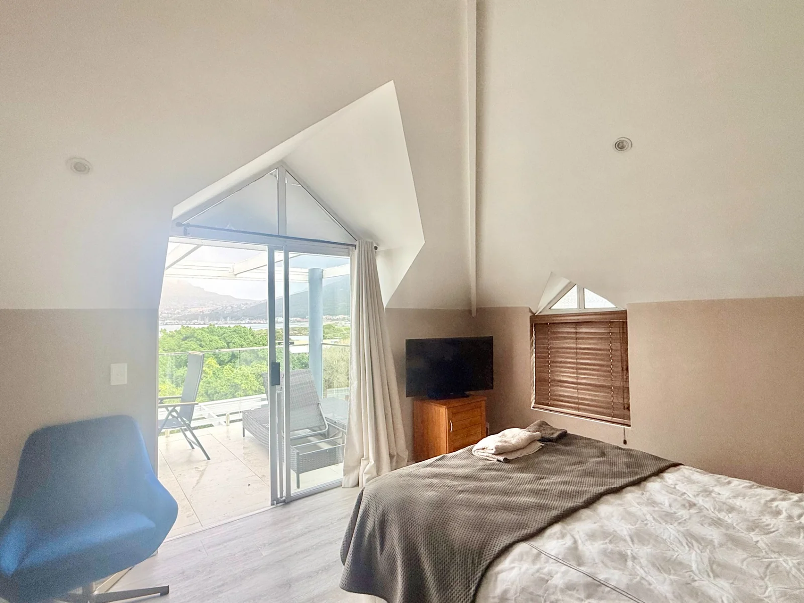 Spacious, bright and airy duplex 3 bedroom apartment, with stunning sea and mountain views.