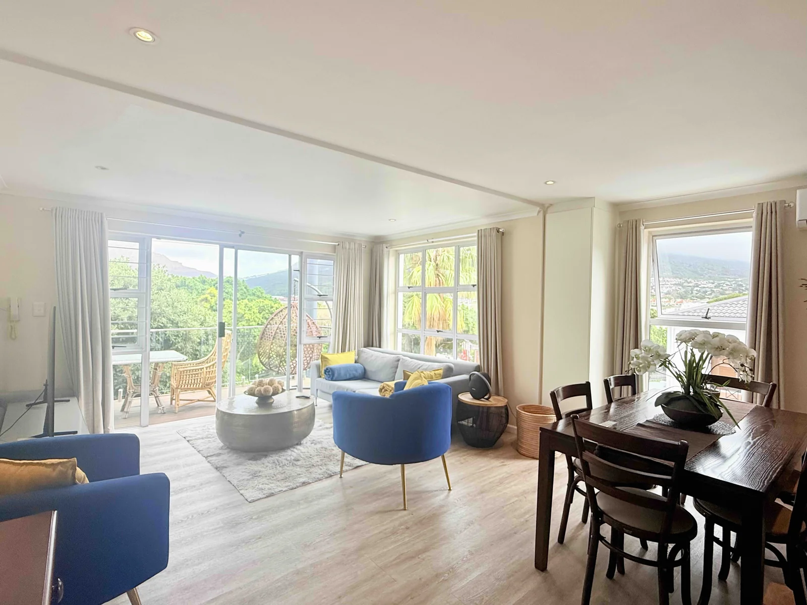 Spacious, bright and airy duplex 3 bedroom apartment, with stunning sea and mountain views.