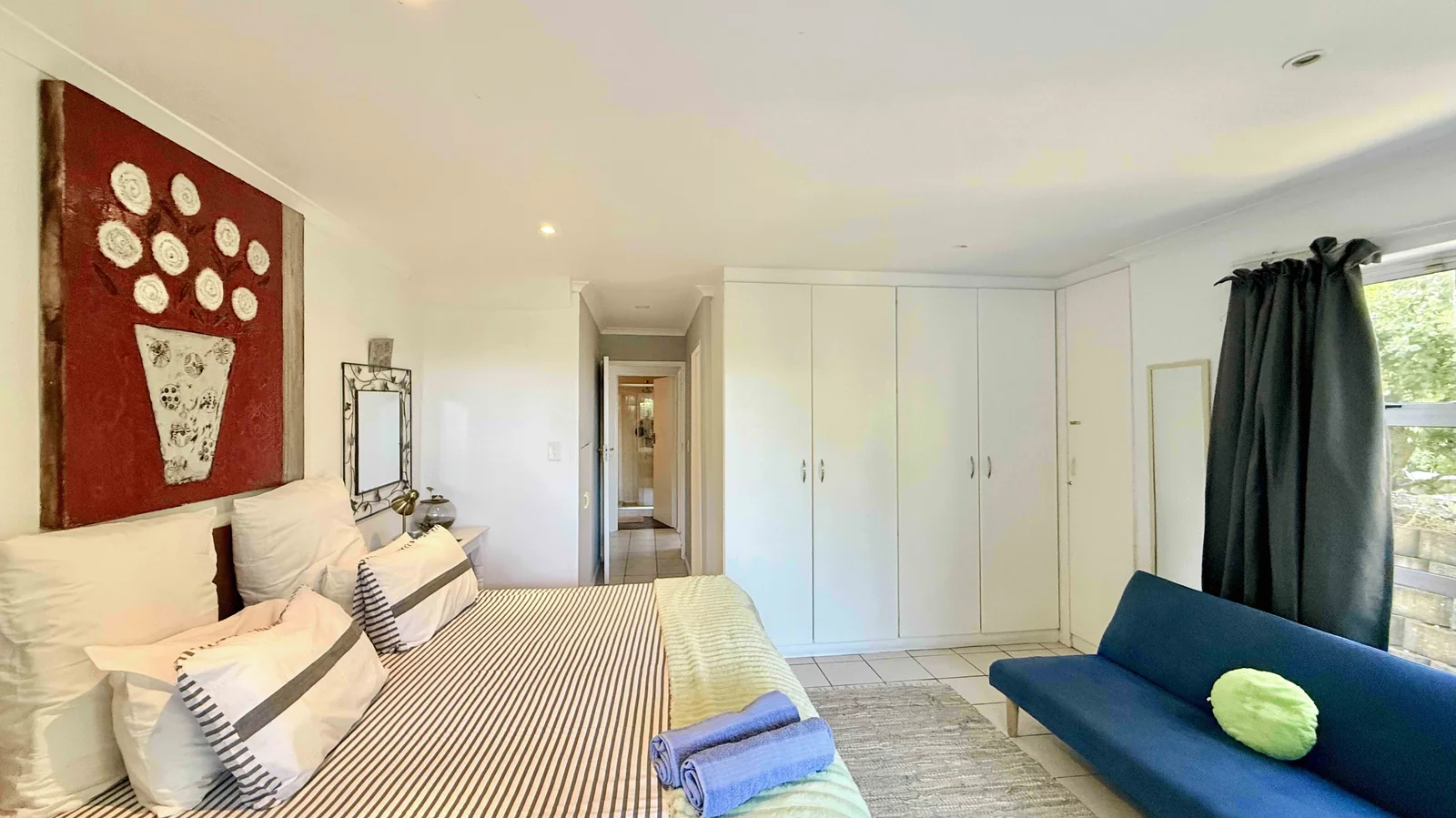 Conveniently situated, secure 3 bedroom apartment with stunning sea and mountain views.