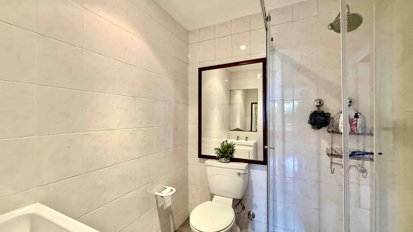 Conveniently situated, secure 3 bedroom apartment with stunning sea and mountain views.