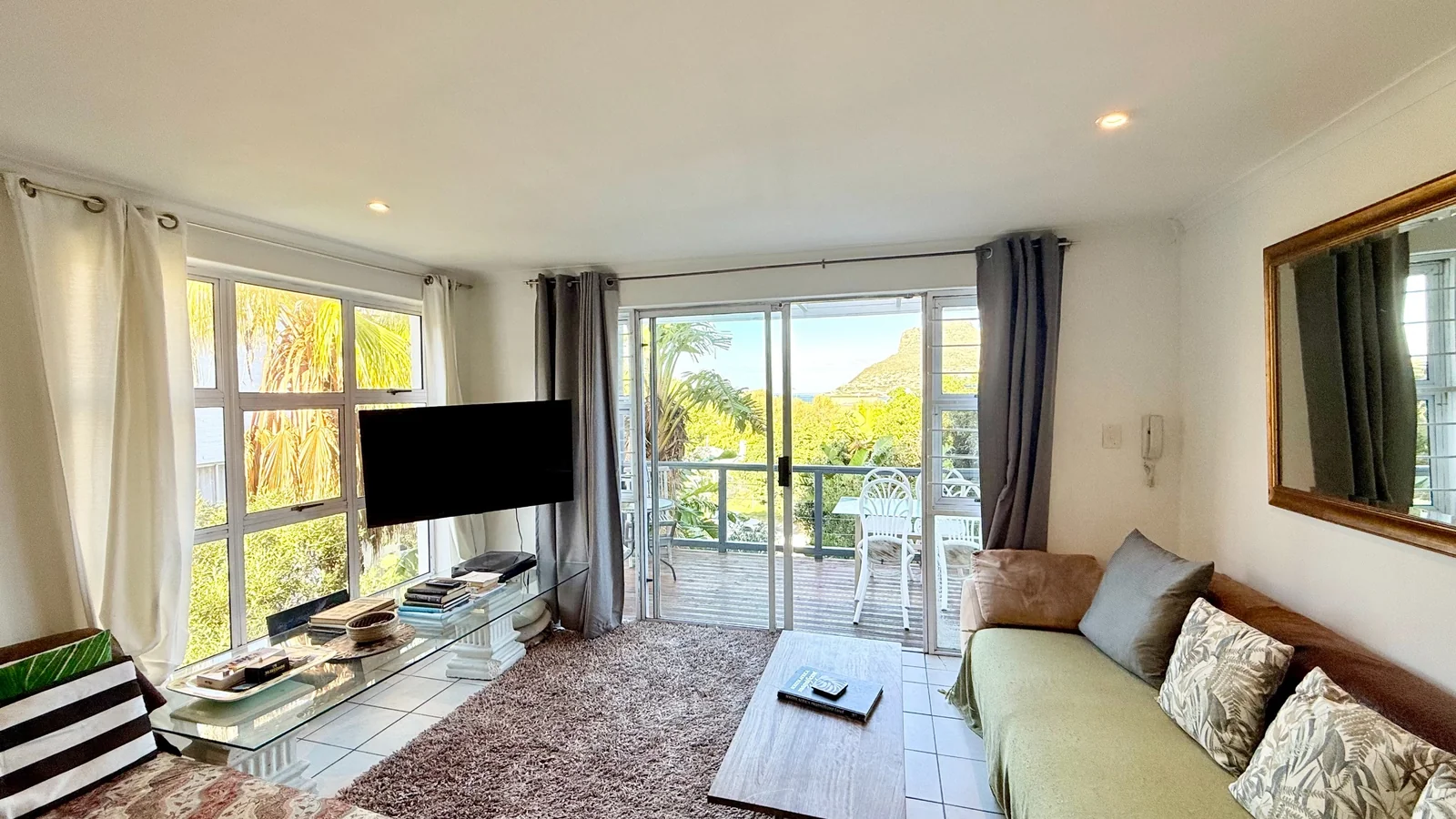 Conveniently situated, secure 3 bedroom apartment with stunning sea and mountain views.