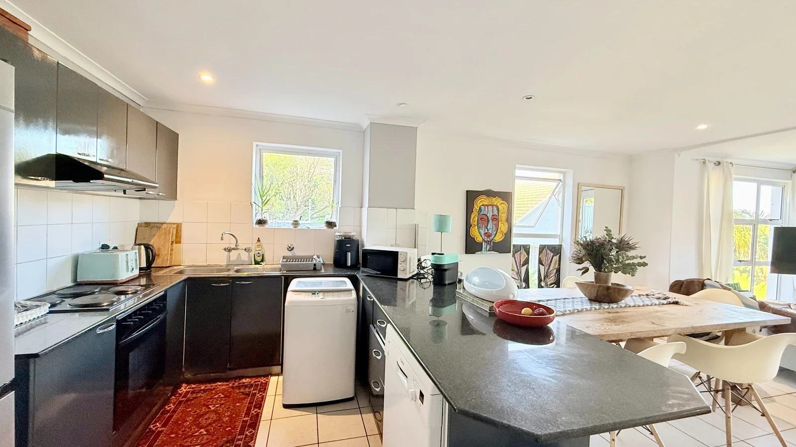 Conveniently situated, secure 3 bedroom apartment with stunning sea and mountain views.