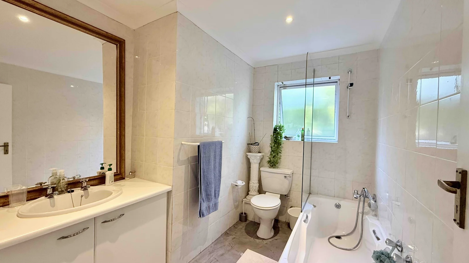 Conveniently situated, secure 3 bedroom apartment with stunning sea and mountain views.