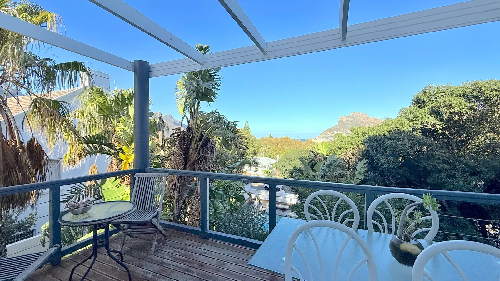 Conveniently situated, secure 3 bedroom apartment with stunning sea and mountain views.