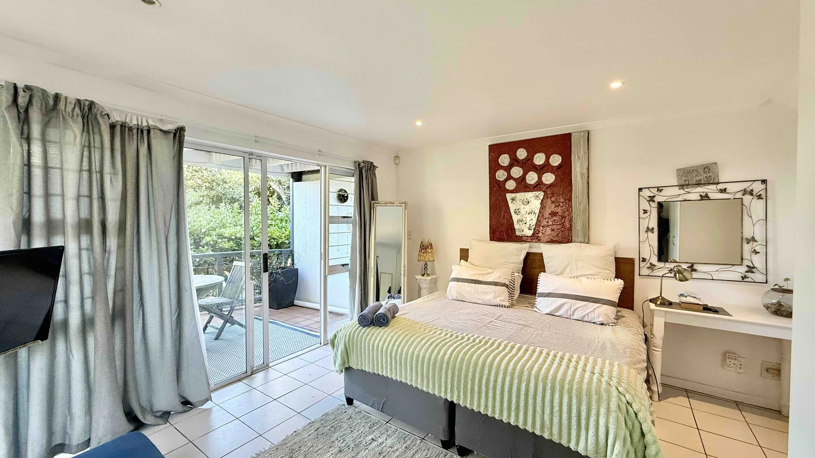 Conveniently situated, secure 3 bedroom apartment with stunning sea and mountain views.