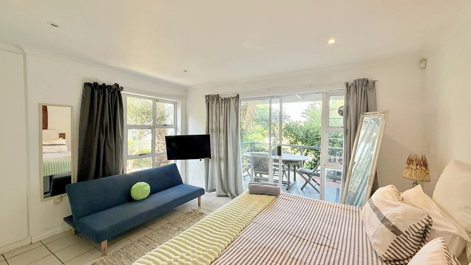 Conveniently situated, secure 3 bedroom apartment with stunning sea and mountain views.