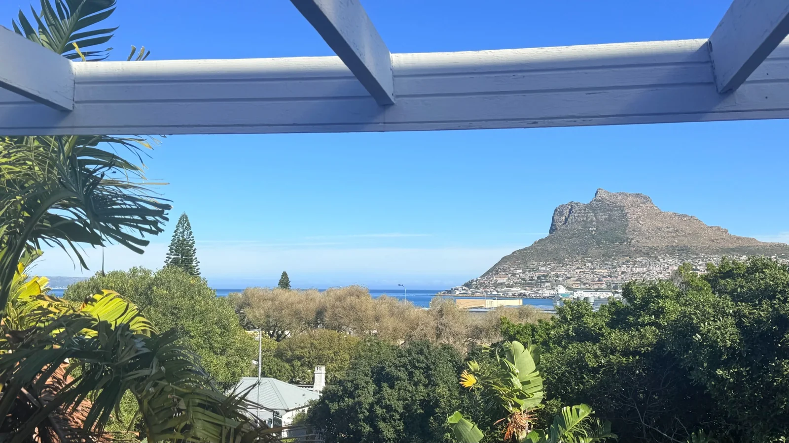 Conveniently situated, secure 3 bedroom apartment with stunning sea and mountain views.