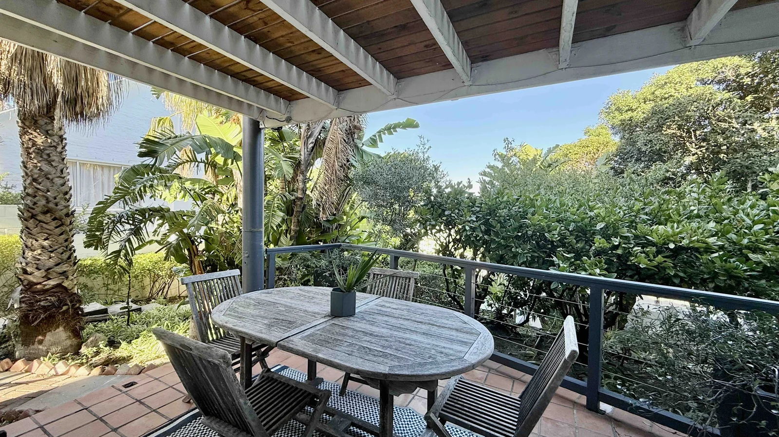 Conveniently situated, secure 3 bedroom apartment with stunning sea and mountain views.