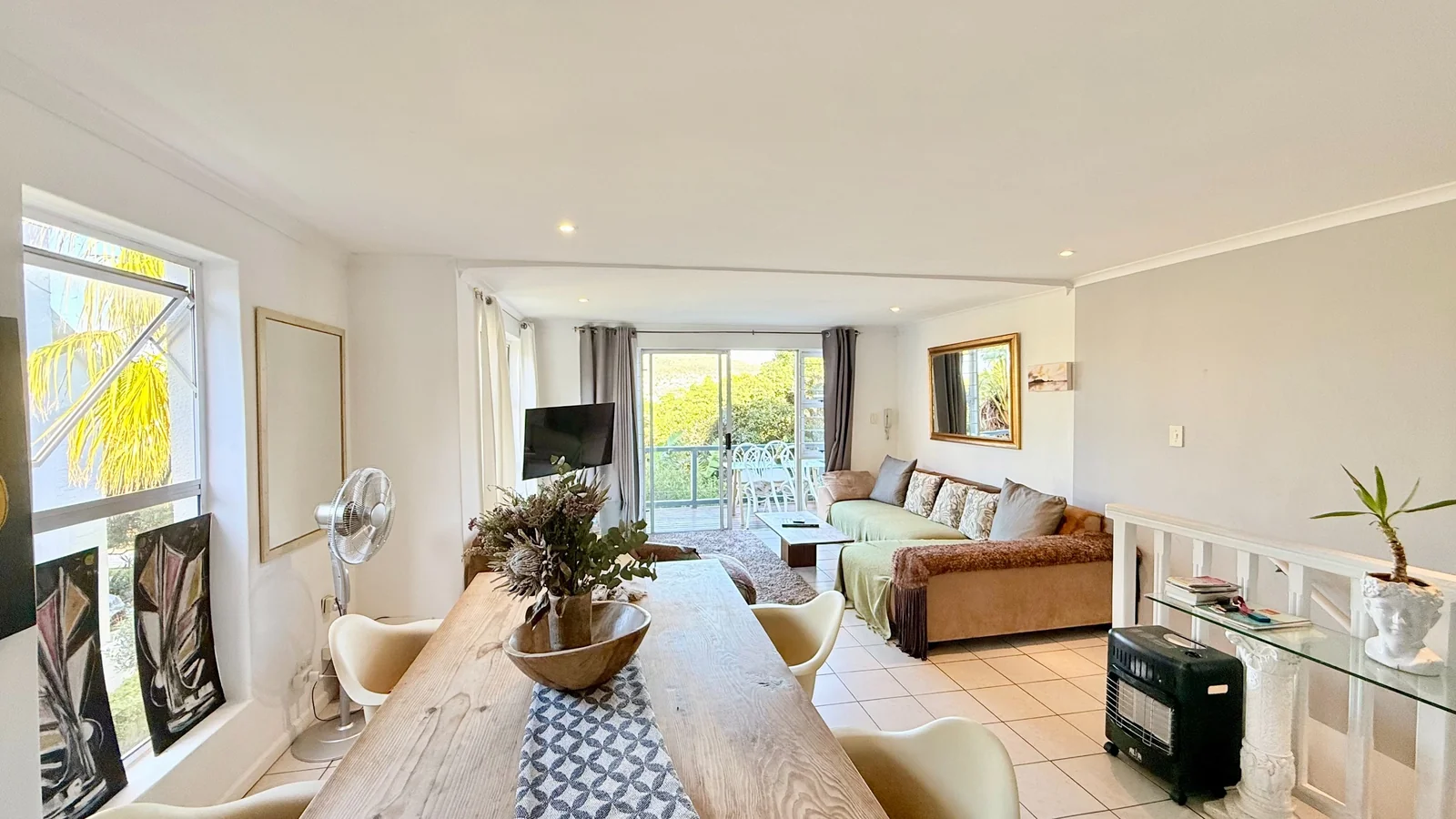 Conveniently situated, secure 3 bedroom apartment with stunning sea and mountain views.