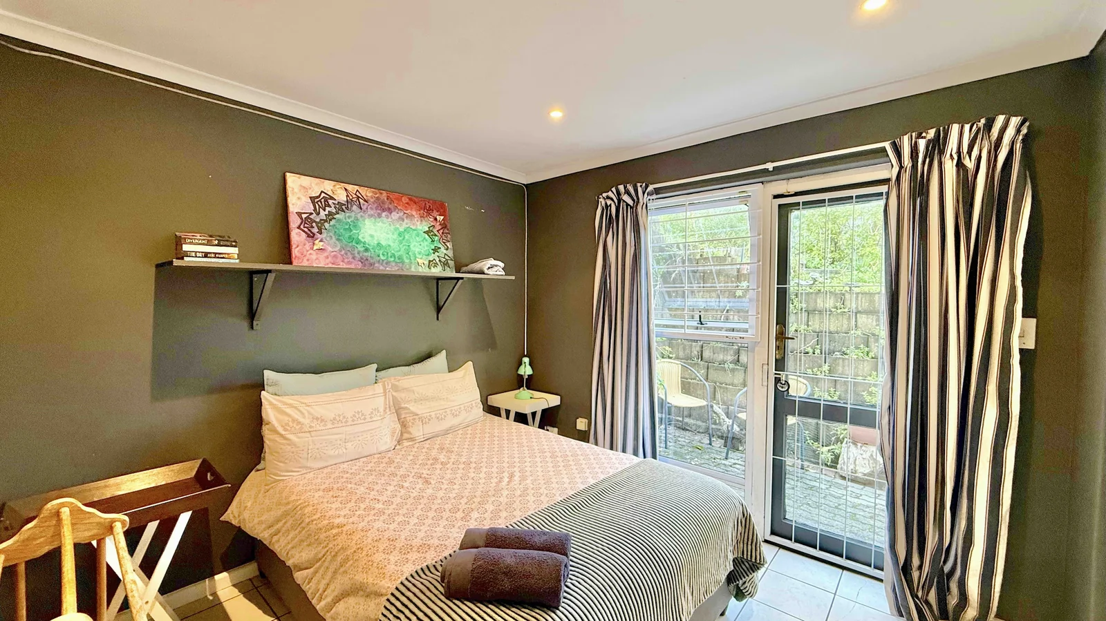 Conveniently situated, secure 3 bedroom apartment with stunning sea and mountain views.