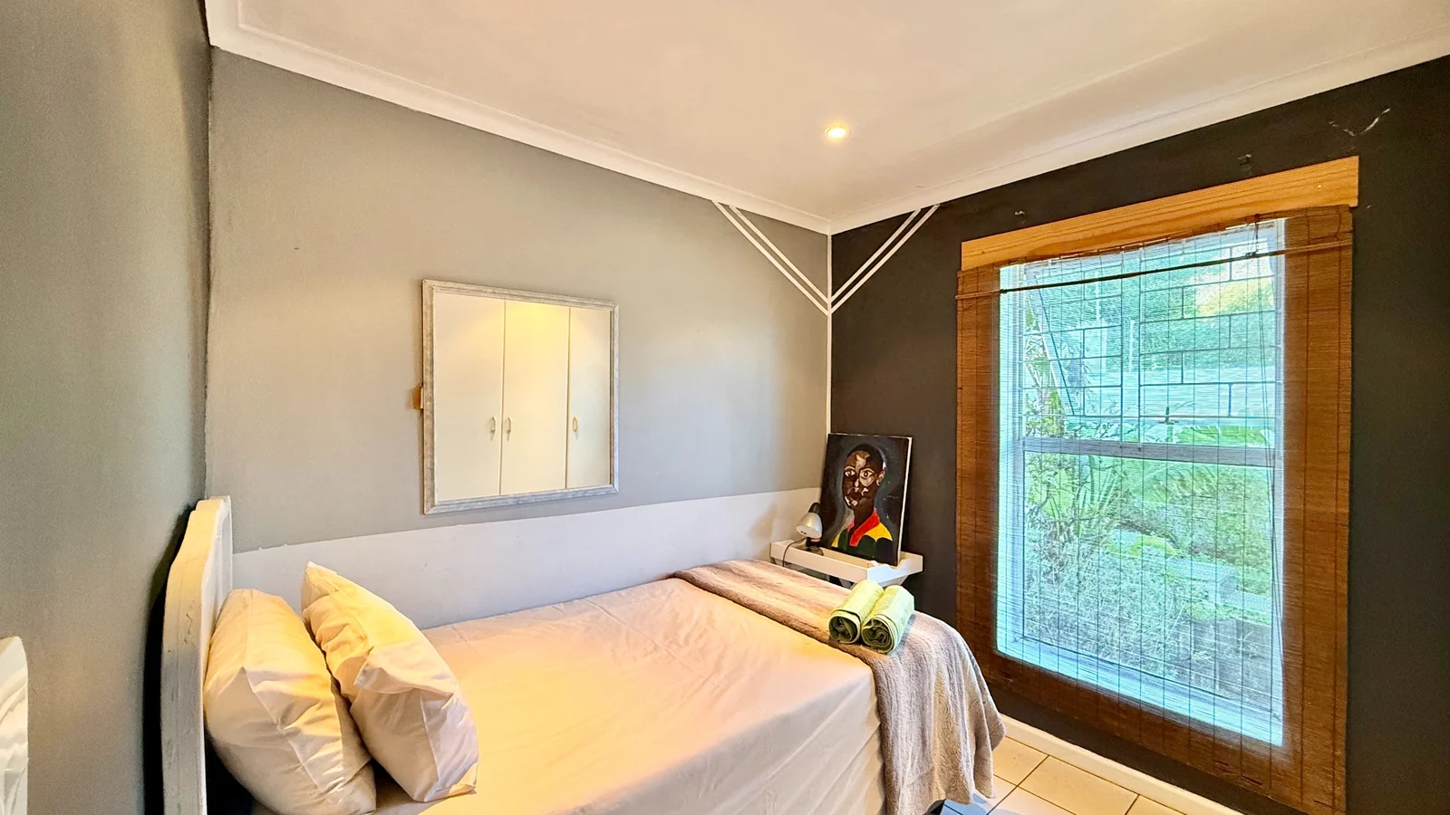 Conveniently situated, secure 3 bedroom apartment with stunning sea and mountain views.