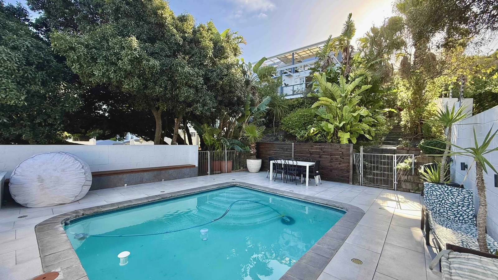 Conveniently situated, secure 3 bedroom apartment with stunning sea and mountain views.