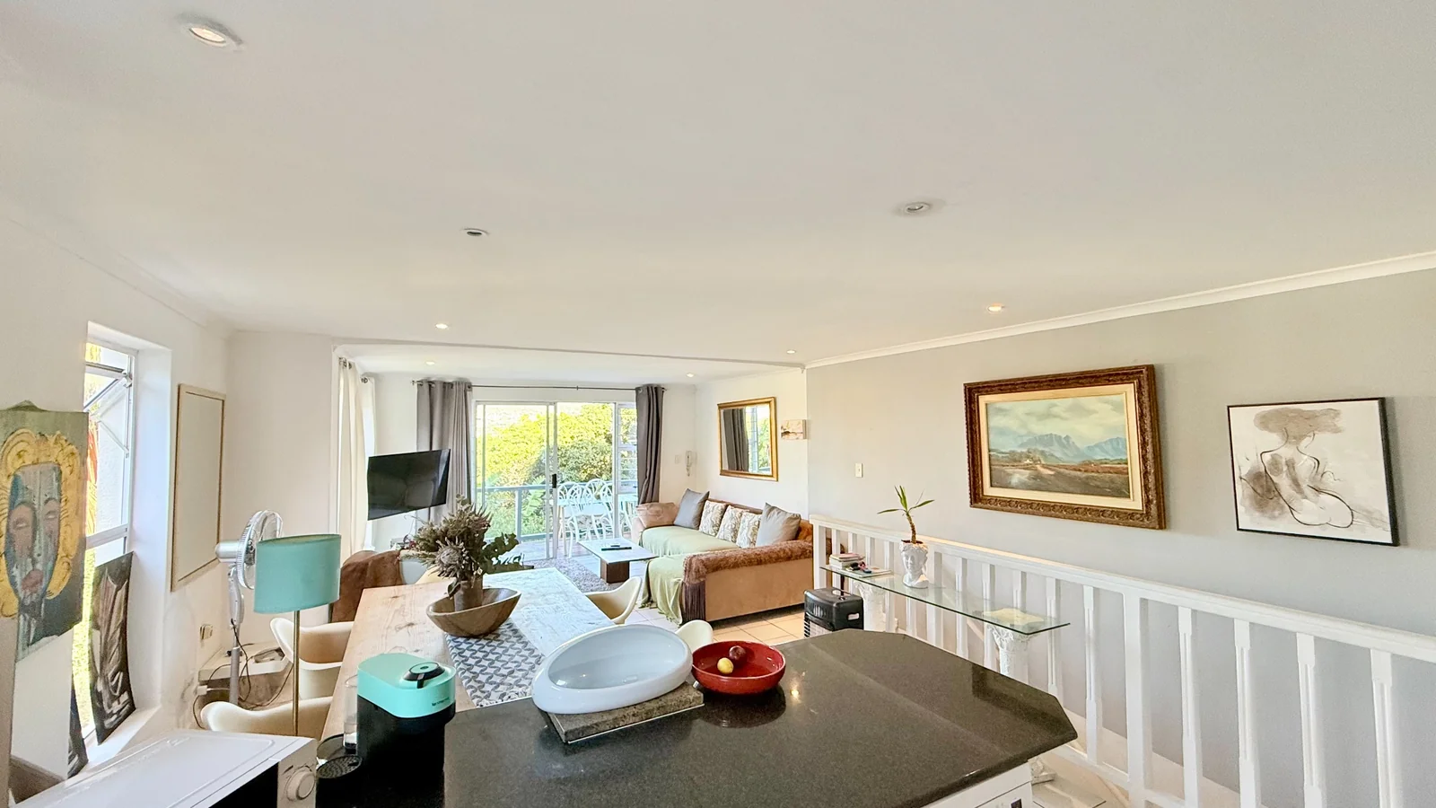Conveniently situated, secure 3 bedroom apartment with stunning sea and mountain views.