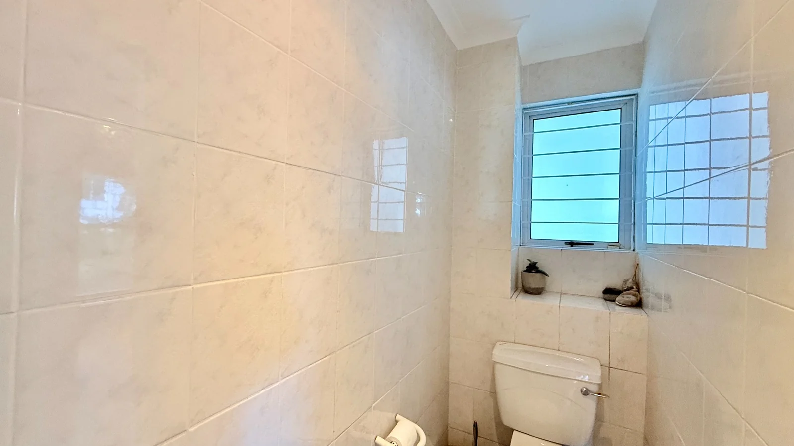 Conveniently situated, secure 3 bedroom apartment with stunning sea and mountain views.