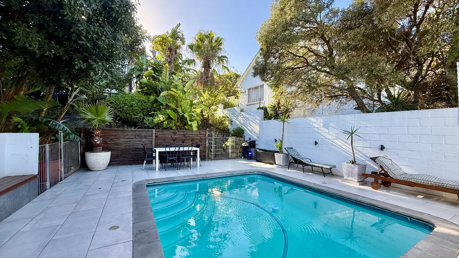 Conveniently situated, secure 3 bedroom apartment with stunning sea and mountain views.