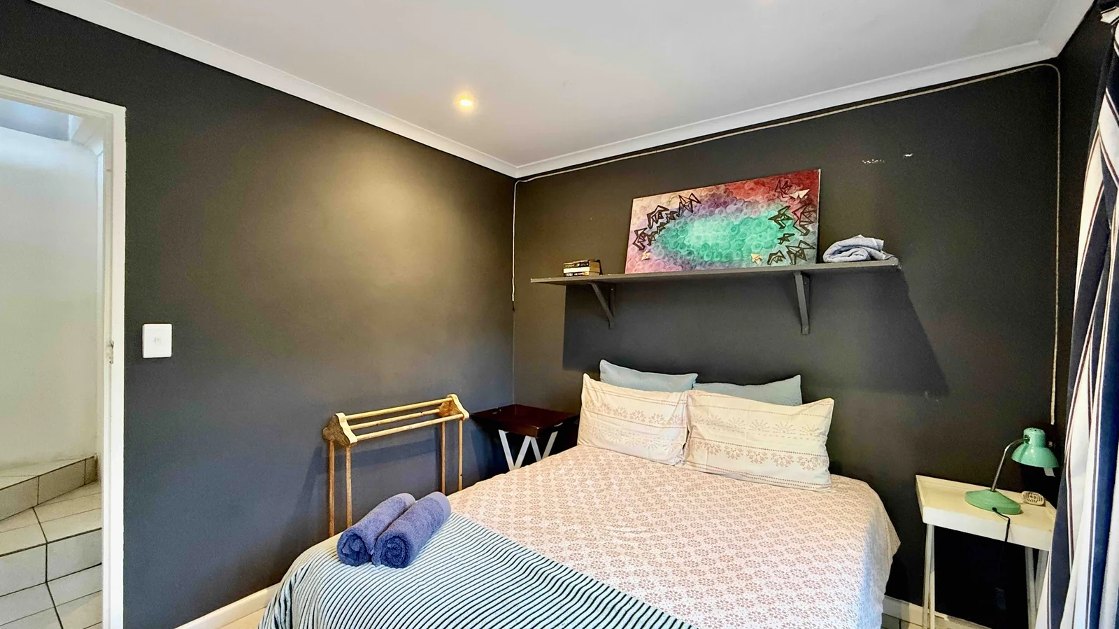 Conveniently situated, secure 3 bedroom apartment with stunning sea and mountain views.