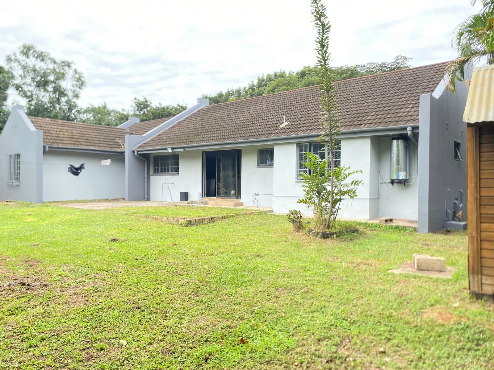 3 Bedroom home with 1 bedroom flat