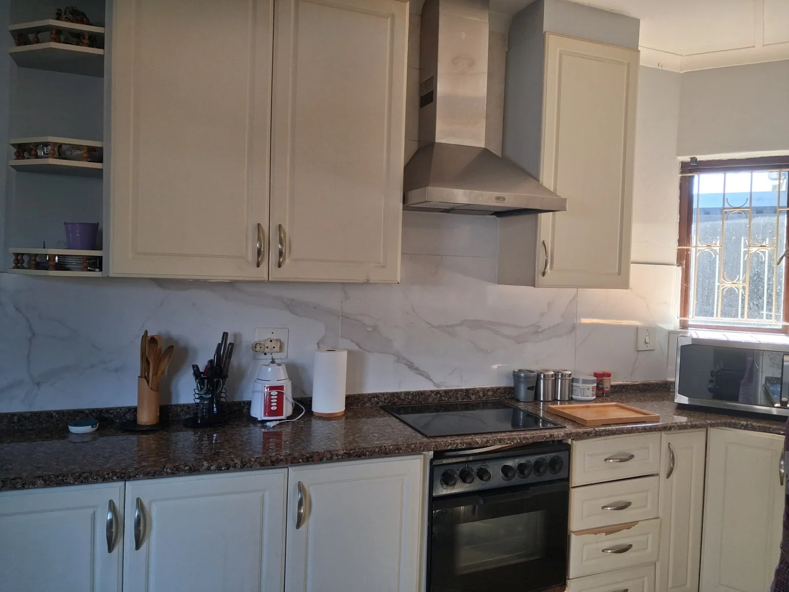 SPACIOUS AND WELL DESIGNED HOME WITH A FLATLET