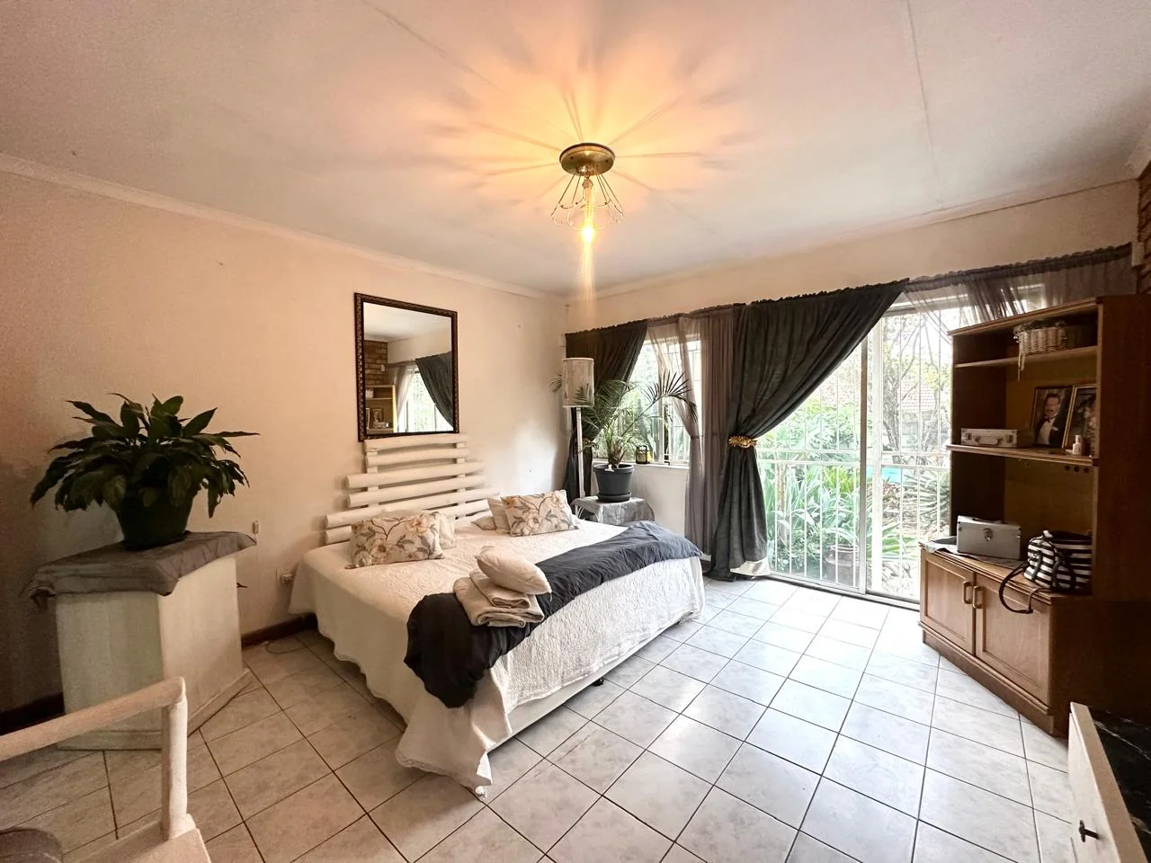 SPACIOUS FAMILY HOME WITH INCOME FLATLET & EXPANSIVE GARDEN