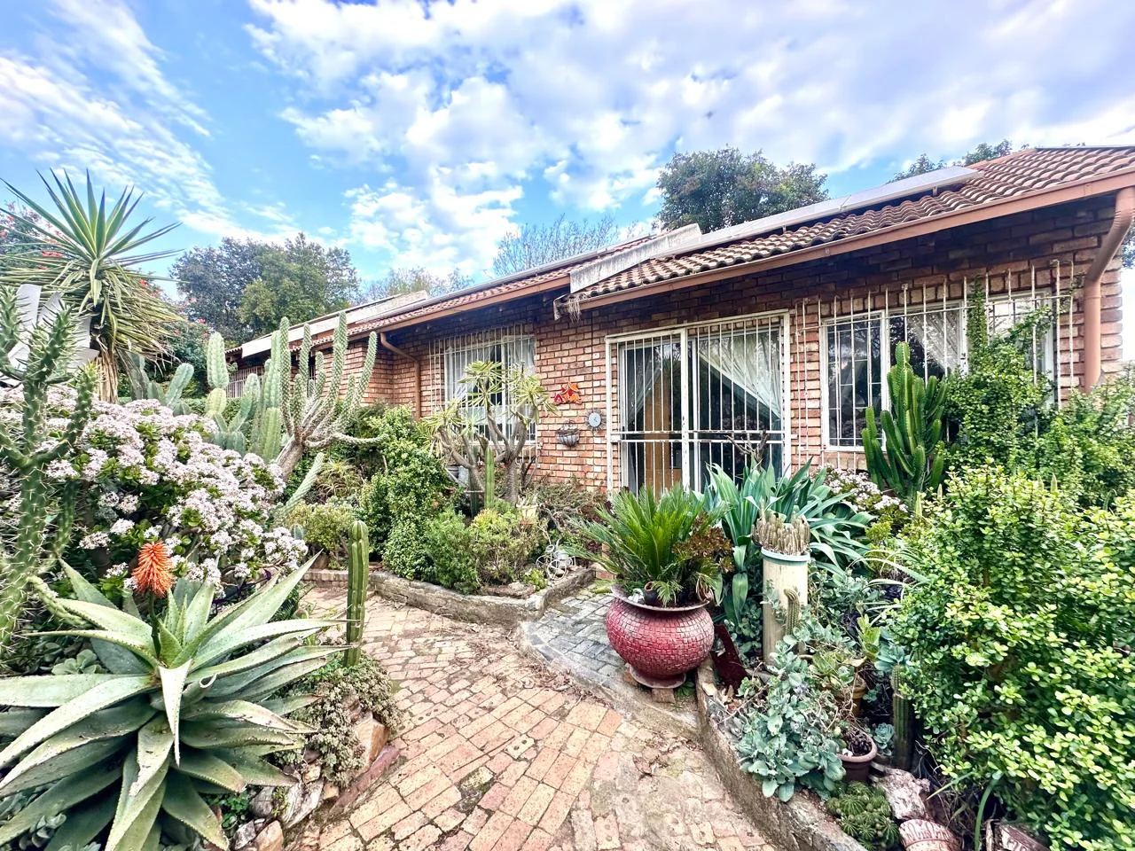 SPACIOUS FAMILY HOME WITH INCOME FLATLET & EXPANSIVE GARDEN