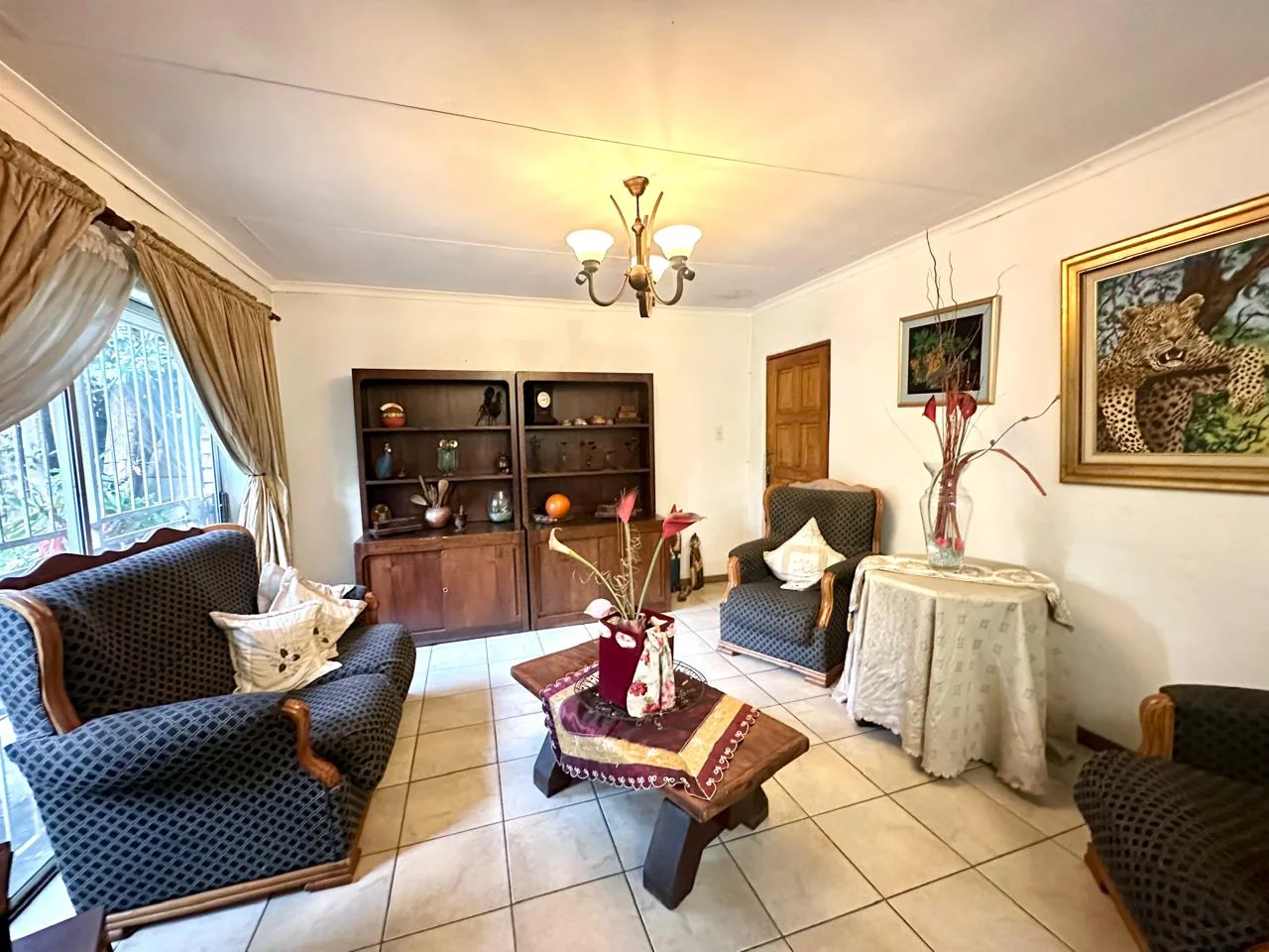 SPACIOUS FAMILY HOME WITH INCOME FLATLET & EXPANSIVE GARDEN