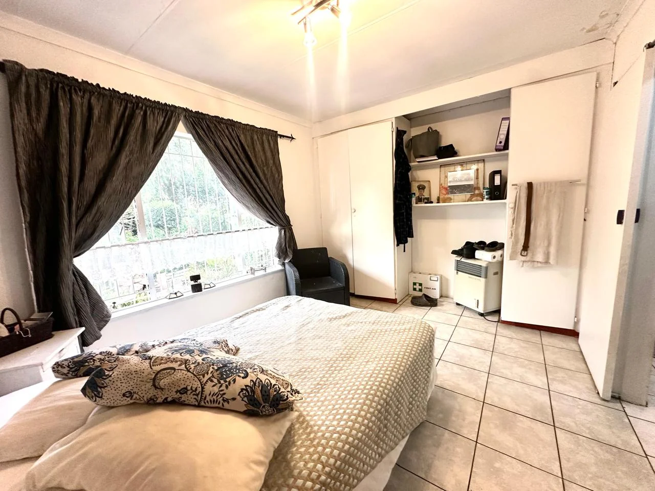 SPACIOUS FAMILY HOME WITH INCOME FLATLET & EXPANSIVE GARDEN