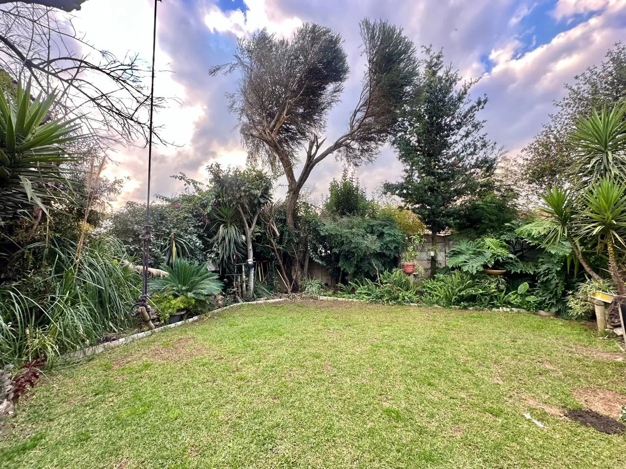 SPACIOUS FAMILY HOME WITH INCOME FLATLET & EXPANSIVE GARDEN