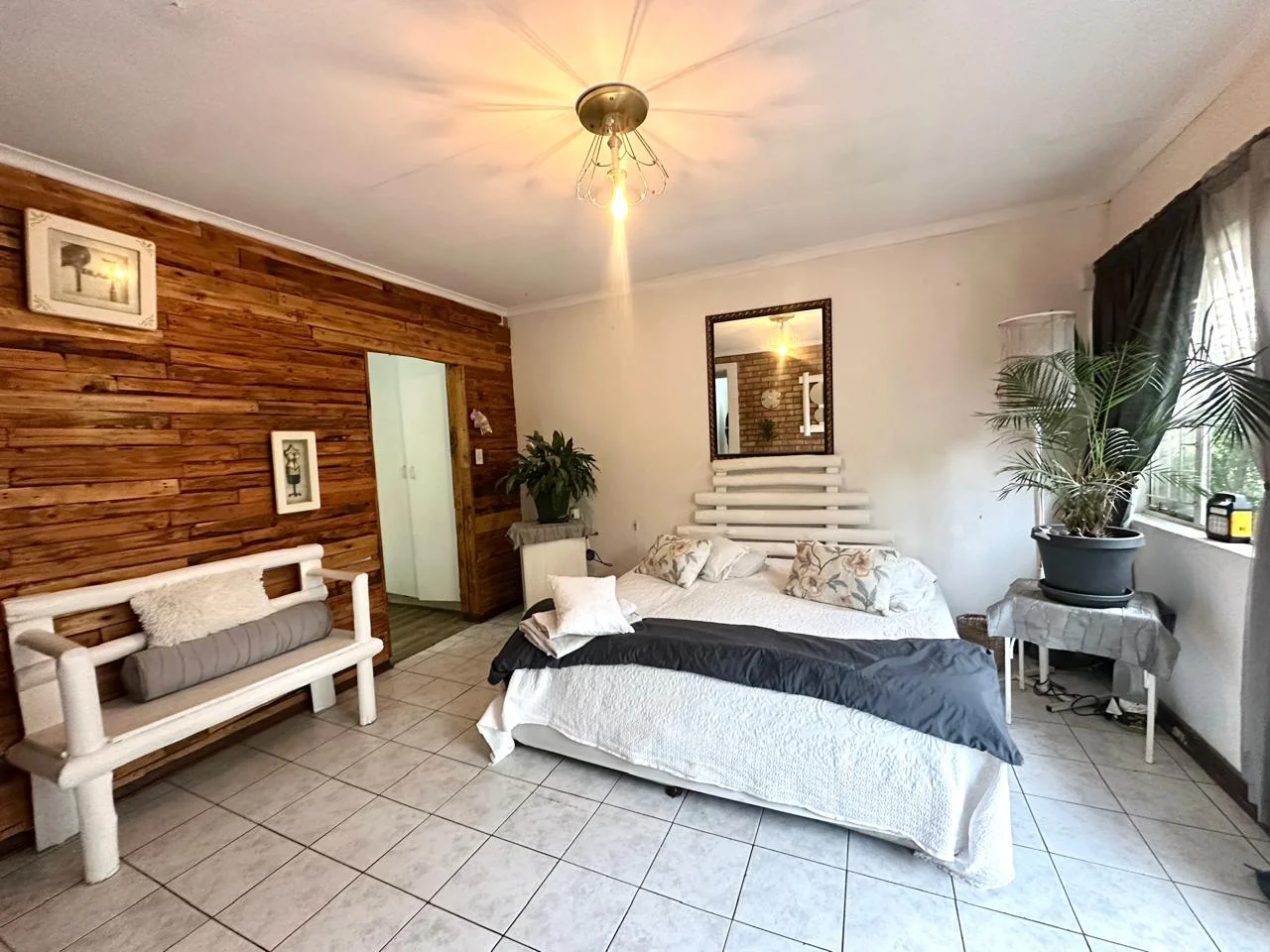 SPACIOUS FAMILY HOME WITH INCOME FLATLET & EXPANSIVE GARDEN