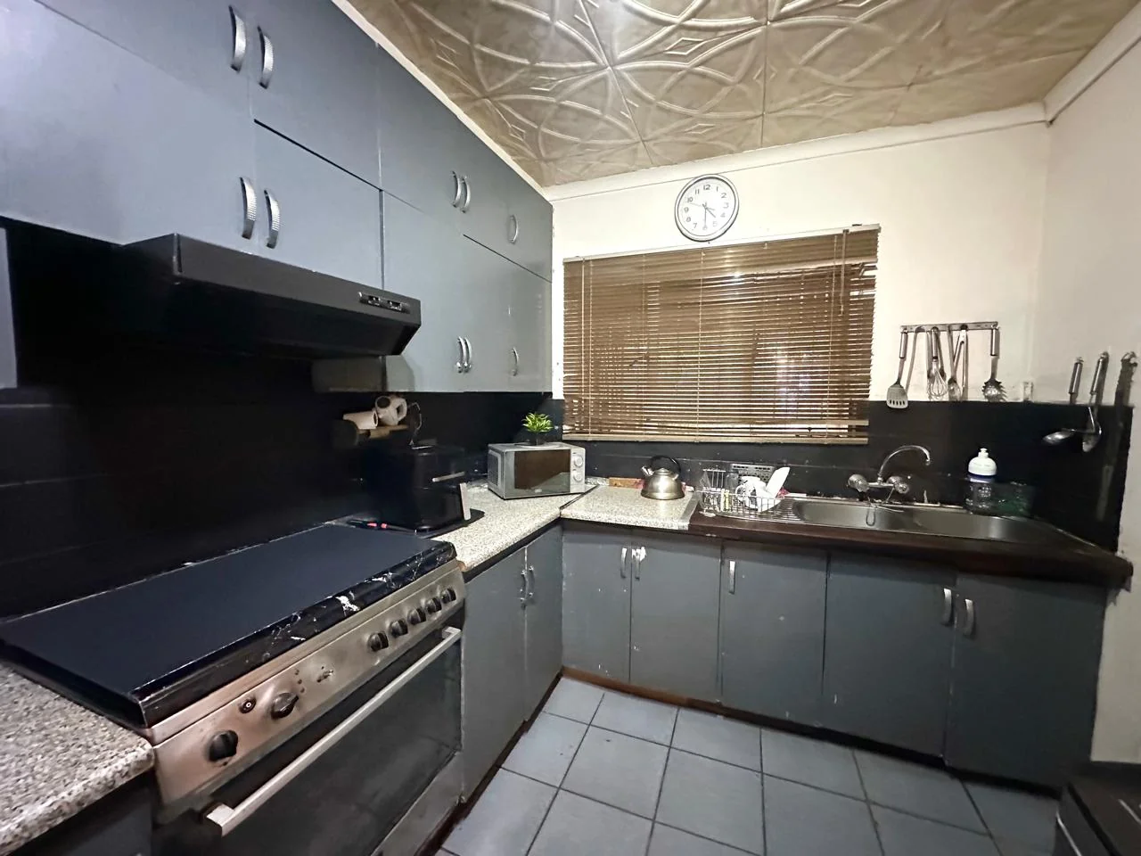 SPACIOUS FAMILY HOME WITH INCOME FLATLET & EXPANSIVE GARDEN