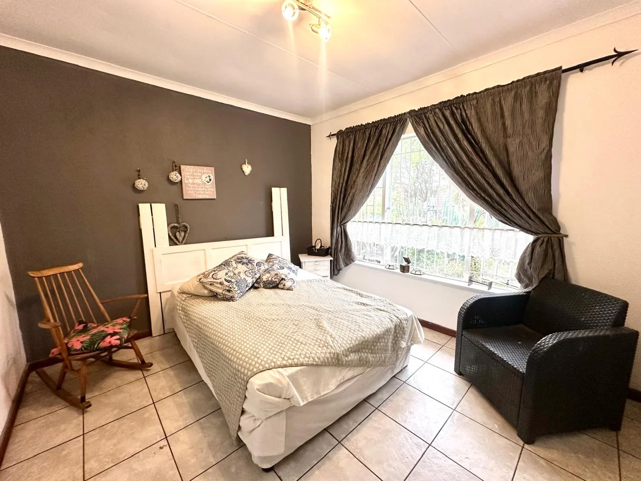 SPACIOUS FAMILY HOME WITH INCOME FLATLET & EXPANSIVE GARDEN