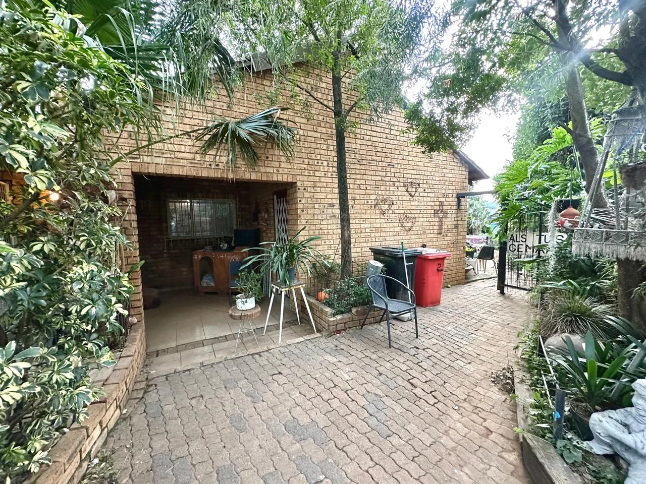 SPACIOUS FAMILY HOME WITH INCOME FLATLET & EXPANSIVE GARDEN