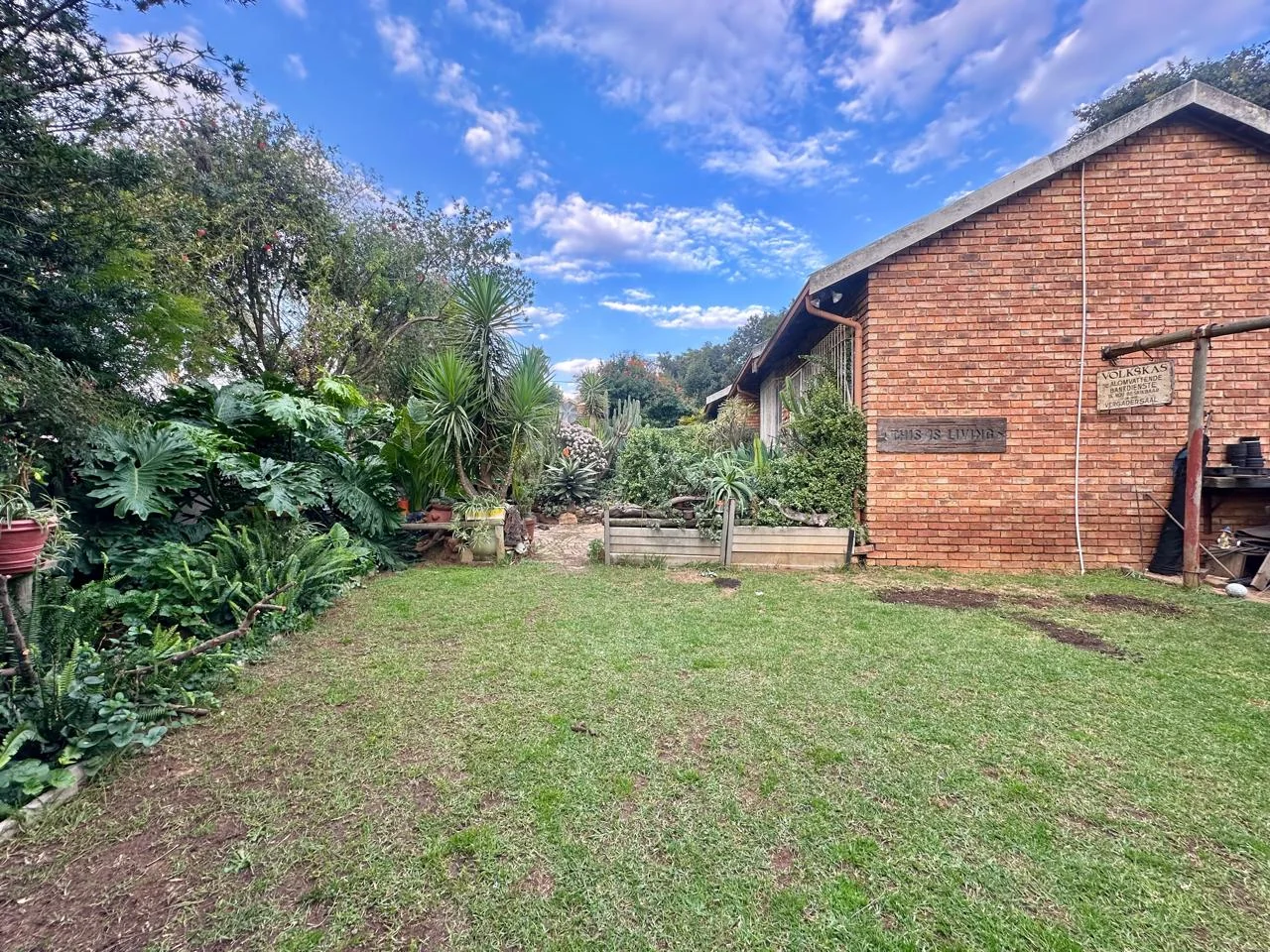 SPACIOUS FAMILY HOME WITH INCOME FLATLET & EXPANSIVE GARDEN